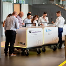 Erilaisten testivaunujen esittely Experience Centerissä