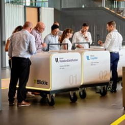 Erilaisten testivaunujen esittely Experience Centerissä